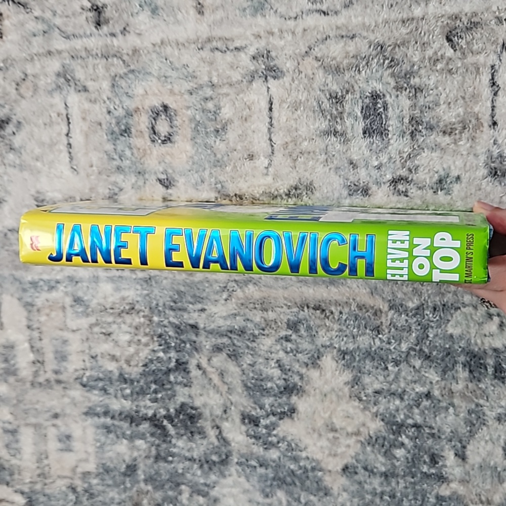 *LAST CHANCE* Eleven On Top by Janet Evanovich - Picture 4 of 6